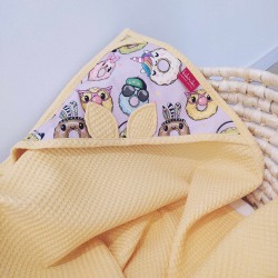 Ręcznik z kapturkiem bawełna wafelek 100x100 różowe kwiaty i ptaki - koralowy